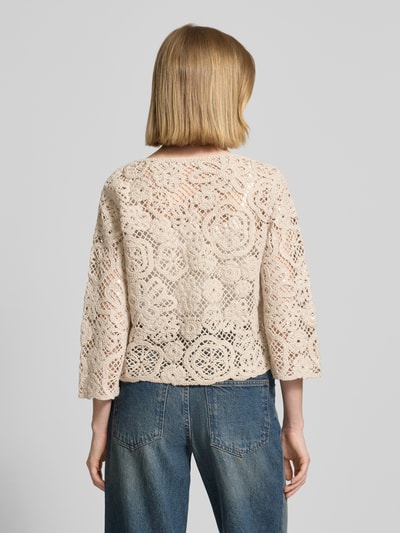 Frauenmodel trägt Relaxed Fit Pullover in Strick-Optik mit Allover-Pailettenbesatz von Betty Barclay, beige, semitransparent, Ganzkörperansicht Rückansicht.