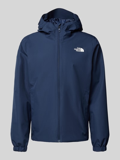 Produktfoto, Kurtka z kapturem od The North Face, krój regular fit, zamek błyskawiczny kryty, nadruk z logo, kieszenie zapinane na zamek błyskawiczny, długość tyłu w rozmiarze L 76 cm, szerokość ramion w rozmiarze L 48 cm, szerokość klatki piersiowej w rozmiarze L 68 cm, długość rękawów w rozmiarze L 68 cm, kolor ciemnoniebieski, gładka tekstura, proste kształty