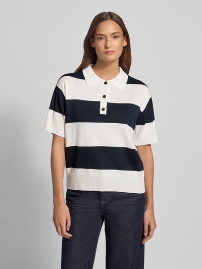 Frauenmodel trägt Regular Fit Poloshirt aus Viskose-Mix Modell 'LULS' von ICHI in Strick-Optik, Querstreifen, Ganzkörperansicht von vorne.