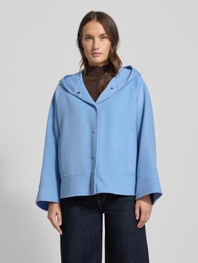 Frauenmodel trägt Boxy Fit Wolljacke mit Kapuze Modell 'OLIATO' von Weekend Max Mara, Optik: Unifarben, Material: Schurwoll-Mix, Ganzkörperansicht von vorne.