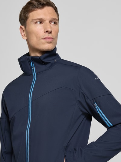 Männermodel trägt Regular Fit Jacke mit Kapuze Modell 'BARMSTEDT' von Icepeak, marineblau, blauwe rits, armtasche, logo-print, nahaufnahme oberkörper