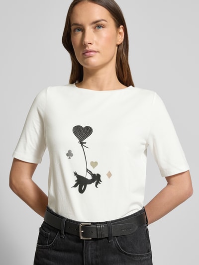 Frauenmodel trägt T-Shirt mit Motiv-Print von More & More, Baumwoll-Modal-Mix mit Stretch-Anteil, Regular-Fit, gerippter Rundhalsausschnitt, Damen T-Shirt, Nahaufnahme Oberkörper.