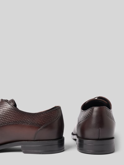 Produktfoto, braune Schnürschuhe aus reinem Leder Modell 'TAYIL' von BOSS für Herren mit glatter und strukturierter Oberfläche