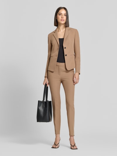 Frauenmodel trägt Regular Fit Kurzblazer mit Reverskragen Modell 'Agonia' von HUGO in Beige, strukturierte Oberfläche, Damen Kurzblazer von HUGO, Ganzkörperansicht von vorne.