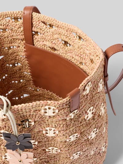Produktfoto, Tote Bag in Flecht-Optik von Rabanne mit offenem Hauptfach, schmalen Schulterriemen, Allover-Logo-Details und floralem Anhänger, in beigefarbenen und braunen Tönen, strukturierte Oberfläche, Maße ca. 30 cm Breite, 39 cm Länge, 22 cm Tiefe