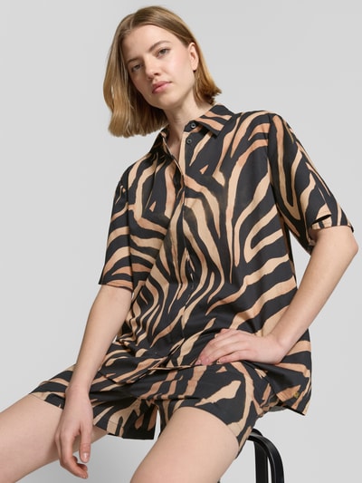Frauenmodel trägt Regular Fit Hemdbluse aus reiner Baumwolle Modell 'CAMULE-1' von HUGO mit Animal Print, Kurzarm, verdeckter Knopfleiste, Nahaufnahme Oberkörper.