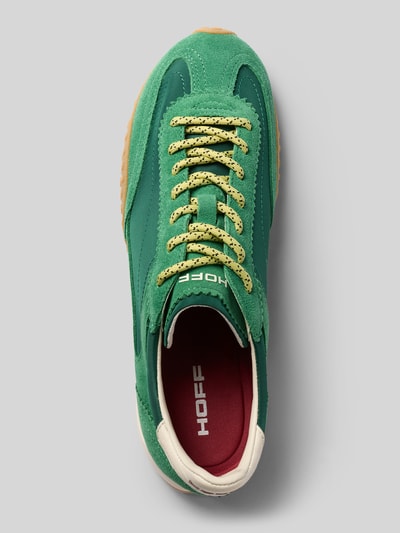 Produktfoto, Sneaker mit Logo-Detail Modell 'Bridge' von HOFF, grüner Leder-Mix, abgerundete Passform, profilierte Sohle, Schnürverschluss, rote Innensohle, Absatzhöhe 3 cm, Schafthöhe 8 cm, Schaftweite 8 cm, Draufsicht.