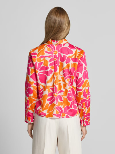 Frauenmodel trägt Bluse mit Knopfleiste und Hemdblusenkragen von Smith and Soul, bunter Blumenprint, reine Baumwolle, gerader Schnitt, Sportmanschetten, Rückenlänge 55 cm, Ärmellänge 57 cm, Ganzkörperansicht Rückansicht.