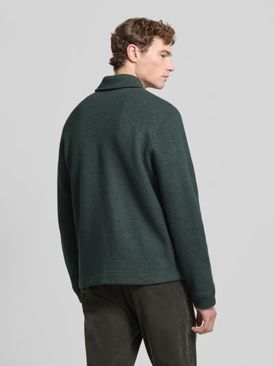 Männermodel trägt Hemdjacke mit Reißverschluss Modell 'HANNES' von Samsøe Samsøe aus reiner Wolle, Regular-Fit, Rückansicht.