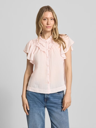 Frauenmodel trägt Regular Fit Bluse mit Rüschenbesatz Modell 'Vinsa' von Neo Noir, Reine Baumwolle, Kurzärmelig, Stehkragen, Knopfleiste, Pastellrosa, Ganzkörperansicht von vorne.