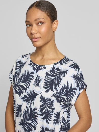 Frauenmodel trägt Regular Fit T-Shirt aus Viskose-Mix von Tom Tailor, Optik:Allover-Muster, florales Muster, U-Boot-Ausschnitt, Stretch, Nahaufnahme Oberkörper.