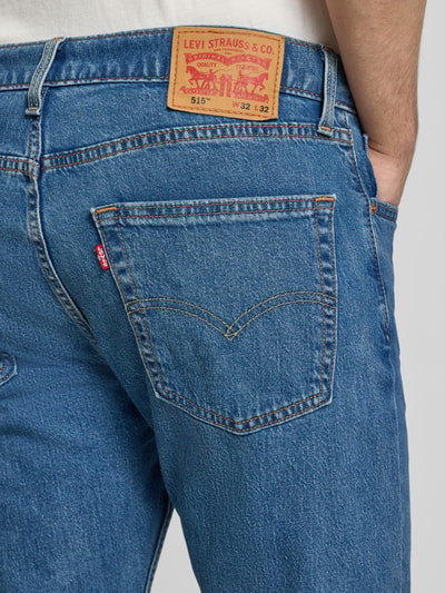 Männermodel trägt Jeans mit 5-Pocket-Design von Levi's®, blaue Baumwollmischung, Slim Fit, Detailaufnahme Rückansicht.