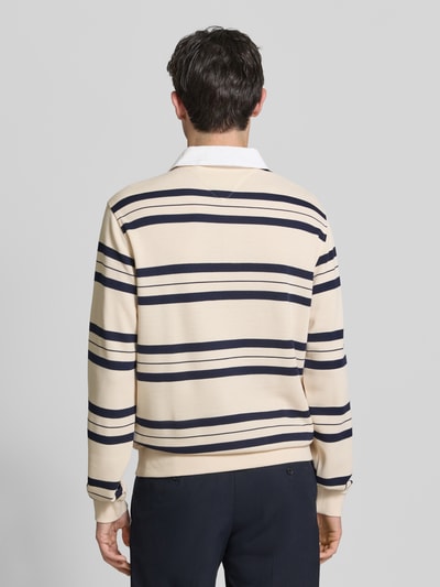 Męski model nosi Regular Fit Poloshirt mit Streifenmuster von GUESS, mieszanka materiałów z dodatkiem wiskozy, kołnierzyk polo, wzór w paski, bluzka z długim rękawem, długość tyłu w rozmiarze M: 71 cm, długość rękawów 72 cm, widok całej sylwetki od tyłu