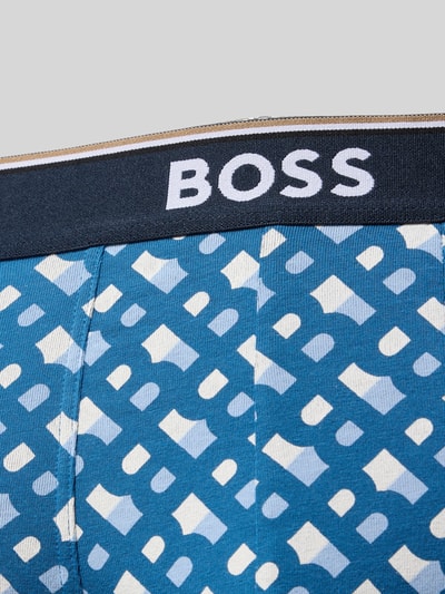 Produktfoto, Trunks aus Baumwoll-Mix im 3er-Pack von BOSS, blau mit Allover-Muster und elastischem Logo-Bund, Nahaufnahme Oberkörper