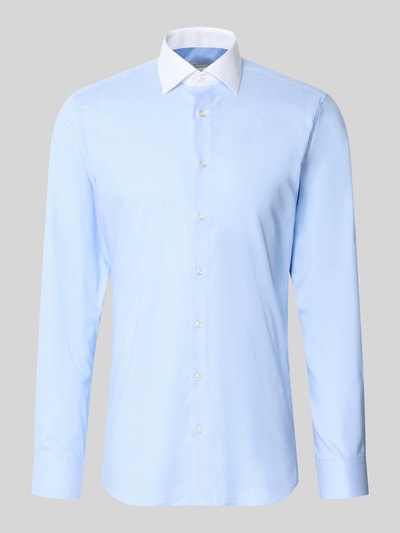 Produktfoto, Slim Fit Business-Hemd mit Kentkragen von ETERNA in Hellblau, Reine Baumwolle, Knopfleiste, Sportmanschetten, leicht abgerundeter Saum, Rückenlänge bei Größe 40: 80 cm, Schulterbreite bei Größe 40: 44 cm, Ärmellänge bei Größe 40: 70 cm.