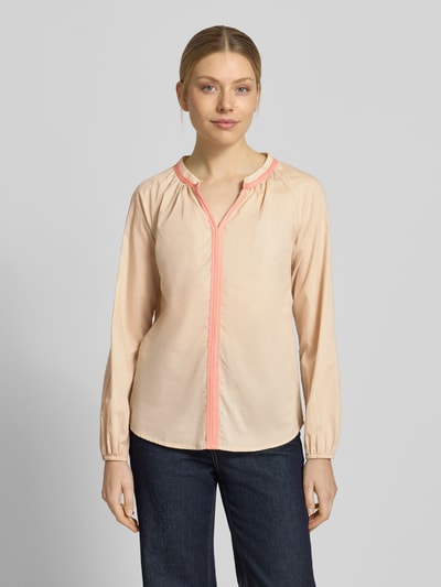 Frauenmodel trägt Regular Fit Bluse mit Raffungen von Emily Van den Bergh in hellem Beige, Reine Baumwolle, Langärmelig, Tunika-Ausschnitt, Ganzkörperansicht von vorne.