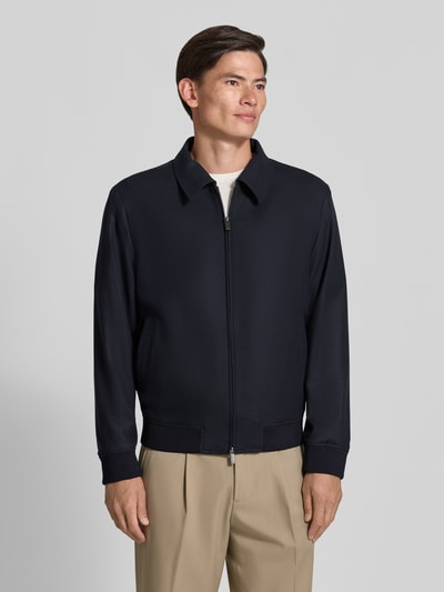 Männermodel trägt dunkle Slim Fit Bomberjacke mit Schurwoll-Anteil Modell 'P-Hanry-BMB-WG-264' von BOSS, Herren Bomberjacke, Ganzkörperansicht von vorne.