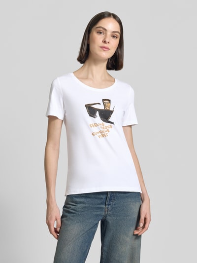 Frauenmodel trägt Regular Fit T-Shirt aus reiner Baumwolle von s.Oliver RED LABEL, Optik: Unifarben, Motiv-Print, Zierperlen, Rundhals, Kurzarm, Material: Reine Baumwolle, Ganzkörperansicht von vorne.