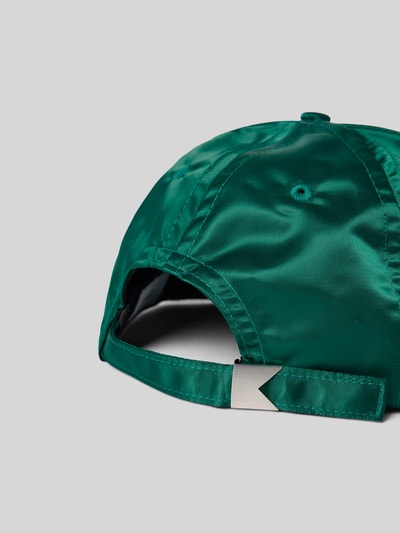 Produktfoto, Basecap mit Label-Detail von RHUDE in glänzendem Grün mit verstellbarem Verschluss und eingestickten Luftlöchern.