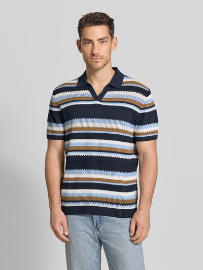 Männermodel trägt Strickshirt im Allover-Look mit Polokragen von MCNEAL, Reine Baumwolle, Regular-Fit, V-Ausschnitt, Vorderansicht Nahaufnahme Oberkörper.