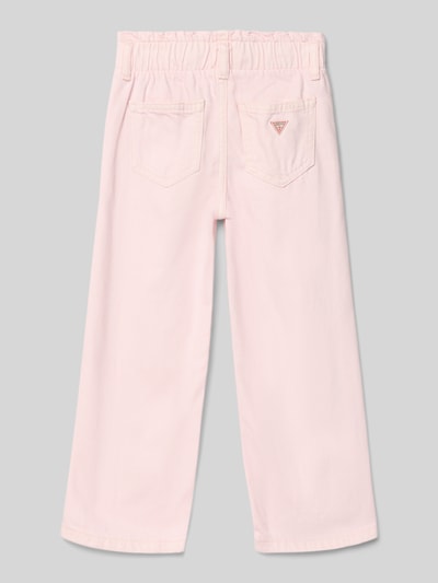Productfoto, lichtroze Straight Fit Jeans met elastische tailleband model 'Palazzo' van Guess, katoen-lyocellmix, rechte pijpen, steekzakken, achterzakken met logo-patch, knoop- en ritssluiting, maatinfo: taillewijdte 32 cm, binnenbeenlengte 48 cm.
