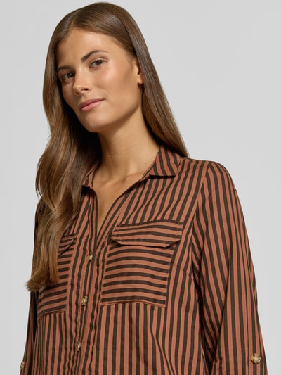 Vrouwenmodel draagt Regular fit blouse met lange mouwen uit pure viscose model 'BUMPY' van VERO MODA in bruin met zwarte strepen, Dames blouse met lange mouwen, detailopname bovenlichaam.