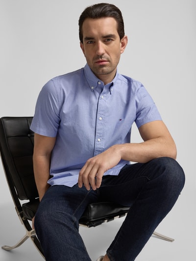 Männermodel trägt Regular Fit Freizeithemd aus reiner Baumwolle von Tommy Hilfiger, Optik: Allover-Muster, Nahaufnahme Oberkörper.