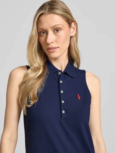 Frauenmodel trägt Figurumschmeichelndes Polokleid aus Baumwoll-Mix von Polo Ralph Lauren in Dunkelblau, Optik: Unifarben, Logo-Stitching, Polokragen, V-Ausschnitt, Knopfleiste, Materialverarbeitung: Piqué, Material: Reine Baumwolle, Nahaufnahme Oberkörper.