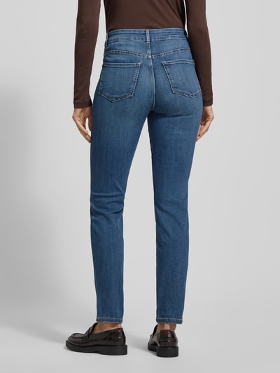 Frauenmodel trägt Skinny Fit Jeans mit 5-Pocket-Design von Christian Berg Woman aus Baumwoll-Viskose-Mix mit Stretch-Anteil, Ganzkörperansicht Rückansicht.