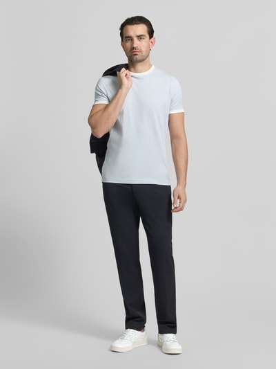 Männermodel trägt Slim Fit T-Shirt mit Rundhalsausschnitt von MCNEAL in Weiß, reine Baumwolle, kurzärmelig, Ganzkörperansicht von vorne.