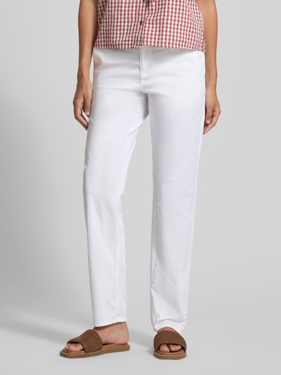 Kobiece model prezentuje Tapered Chino aus Baumwoll-Mix od s.Oliver RED LABEL, jednokolorowy, krój regular fit, mieszanka bawełny, wpuszczane kieszenie, pleciony pasek, średni stan, zapięcie na guzik i ukryty zamek błyskawiczny, widok z przodu na całe nogi