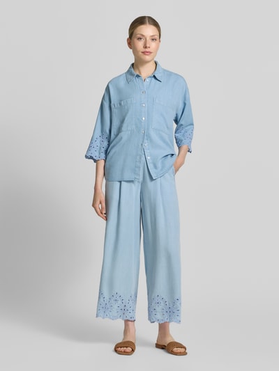 Frauenmodel trägt Hose mit Lochstickerei und französischen Eingrifftaschen von Smith and Soul aus Lyocell, Wide-Leg-Fit, Hellblau, Ganzkörperansicht von vorne.