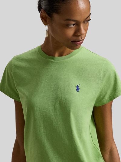 Modelka nosi T-Shirt mit Label-Stitching od Polo Ralph Lauren, bawełna, krój regular fit, okrągły ściągacz, zielony, zbliżenie na górną część ciała.
