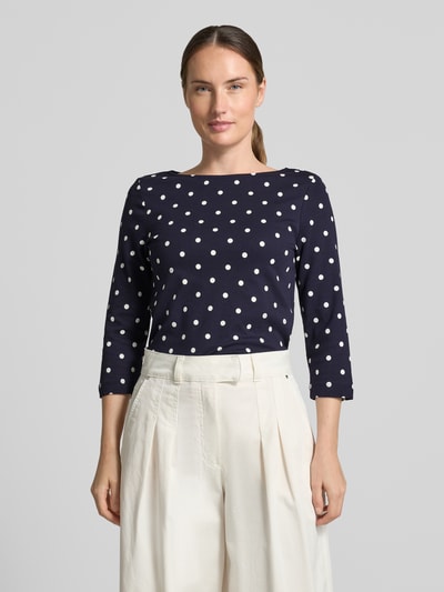 Frauenmodel trägt Shirt aus reiner Baumwolle mit 3/4-Arm von Christian Berg Woman, dunkelblau mit weißen Punkten, tailliert, U-Boot-Ausschnitt, Ganzkörperansicht von vorne.