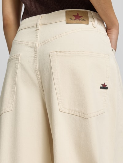 Vrouwenmodel draagt Barrel Fit Jeans met Steekzakken van Buena Vista in katoenmix met stretch, achteraanzicht detailopname.