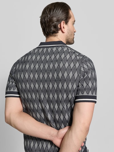 Männermodel trägt Regular Fit Poloshirt im Allover-Look von Jack & Jones Premium in Grau mit Polokragen und Knopfleiste, Rückansicht. Reine Baumwolle, Regular-Fit, Rückenlänge bei Größe M 69 cm.