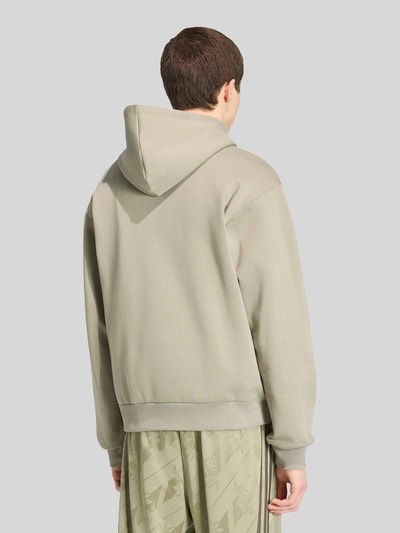 adidas Originals Bluza z kapturem o kroju regular fit z mieszanki bawełny z nadrukiem z logo Oliwkowy 5
