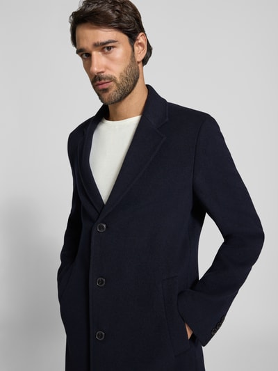 Männermodel trägt dunkelblauen Slim Fit Funktionsmantel aus Woll-Mix Modell 'HYDE' von BOSS, Herren Funktionsmantel, Nahaufnahme Oberkörper.