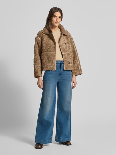 Frauenmodel trägt Jeans mit französischen Eingrifftaschen von Marc Cain, Baumwoll-Elasthan-Mix, lockerer Schnitt, Ganzkörperansicht von vorne.