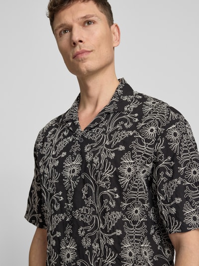Männermodel draagt Regular Fit vrijetijdsoverhemd met all-over bloemenmotief stitching van JAKE*S STUDIO MEN, puur katoen, reverskraag, met korte mouwen, knoopsluiting, detailopname bovenlichaam.