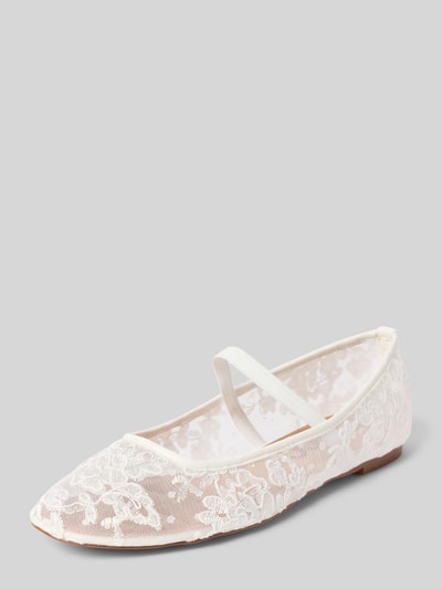 Produktfoto, Ballerina mit floraler Lochstickerei von BIANCO in Weiß, abgerundete Spitze, Riemchen, glatte Sohle, feine Textur, Absatzhöhe 1 cm, Schafthöhe 7 cm, Schaftweite 21 cm
