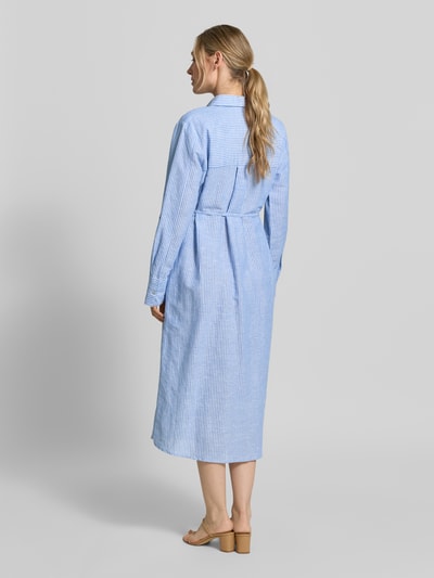 Vrouwenmodel draagt 'Midikleid aus reinem Leinen in langärmeligem Design' van Christian Berg Woman in lichtblauw-wit gestreept, getailleerd overhemdblouselook met platte kraag, stoffen band, doorknoopsluiting, zuiver linnen; ruglengte maat 36: 122 cm, borstwijdte: 52 cm, mouwlengte: 64 cm. Ganzkörperaanzicht rugzijde.