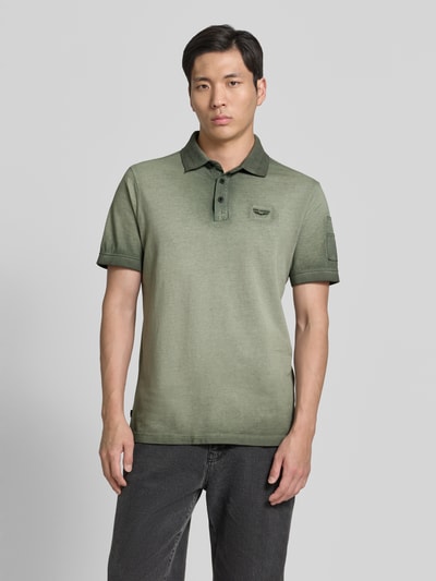 Männermodel trägt Regular Fit Poloshirt mit Label-Stitching von PME Legend aus Reine Baumwolle, Knopfleiste, Rückenlänge 72 cm, Ganzkörperansicht von vorne.