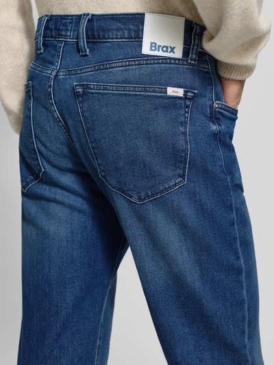 Männermodel trägt Jeans mit Eingrifftaschen Modell 'Clint' von Brax, Baumwoll-Mix mit Stretch-Anteil, Regular Fit, Ganzkörperansicht Rückansicht.