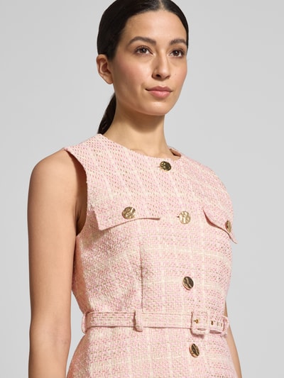 Frauenmodel trägt Weste in Bouclé-Optik mit Gürtel von Christian Berg Woman Selection, Baumwoll-Viskose-Mix, Regular-Fit, Rundhalsausschnitt, Knopfleiste, Nahaufnahme Oberkörper.