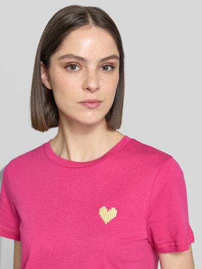 Frauenmodel trägt Damen T-Shirt mit floralem Stitching Modell 'Aminna' von ICHI in Pink aus Reine Baumwolle, Nahaufnahme Oberkörper.