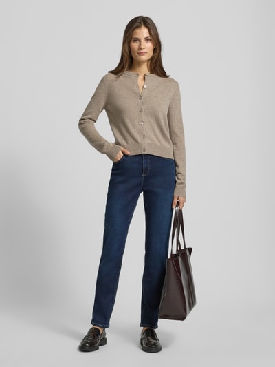 Frauenmodel trägt Skinny Fit Jeans in 5-Pocket-Design von Christian Berg Woman mit Kontrastnähten, Baumwollmischung mit Viskose-Anteil, dunkelblauer Farbton, Knopf- und Reißverschluss, Bundweite 39 cm, Innenbeinlänge 80 cm, Ganzkörperansicht von vorne.