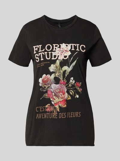 Frauenmodel trägt Regular Fit T-Shirt aus reiner Baumwolle Modell 'LUCY' von Only, unifarben, Motiv-Print, Jersey, Ganzkörperansicht von vorne