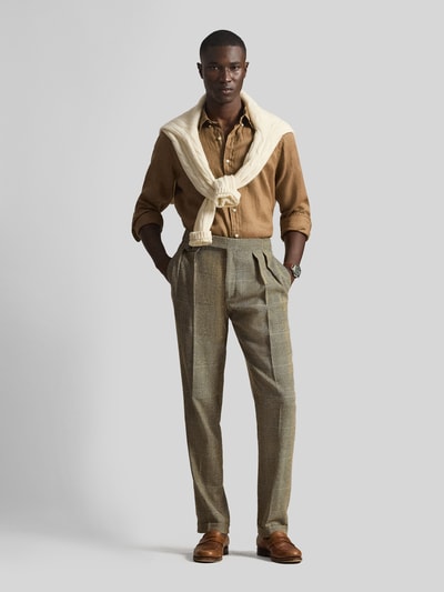 Mannelijk model draagt Regular Fit vrijetijdsoverhemd uit puur linnen van Polo Ralph Lauren, effen kleuren, linnenstructuur, custom fit, logodetail, button-downkraag, enkele knoopsluiting, lange mouw, sportmanchet, achterpas met cacharelplooi, licht afgeronde rompzoom, gevlamd garen, voorkant, fullbody shot.