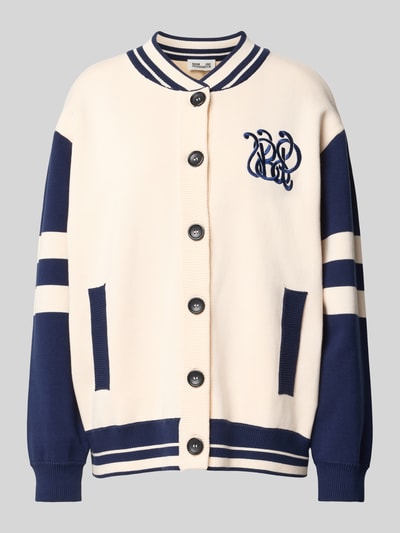 Produktfoto, Relaxed Fit Jacke mit Viskose-Anteil von BAUM & PFERDGARTEN aus cremefarbenem und navy Viskose-Baumwoll-Kaschmir-Mix, Kontraststreifen, Logo-Stitching, Eingrifftaschen, durchgängige Knopfleiste, Rückenlänge 72 cm, Brustweite 51 cm, Ärmellänge 59 cm.
